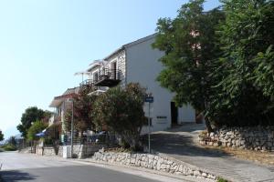 a building on the side of a street with trees at Studio Gradac 6661a in Gradac