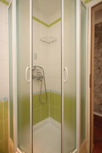 una doccia con una porta in vetro in un bagno di Studio Gradac 6661a a Gradac (Grado)