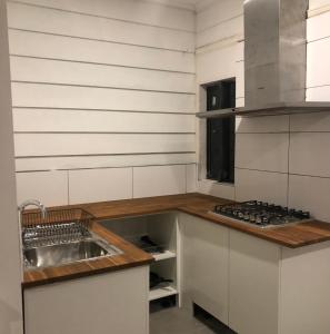 een keuken met een wastafel en een fornuis bij Elgar 67 in Burwood