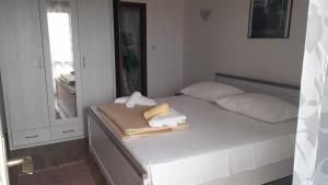 Postel nebo postele na pokoji v ubytování Triple Room Barbat 5070b