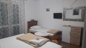 Postel nebo postele na pokoji v ubytování Triple Room Barbat 5070b