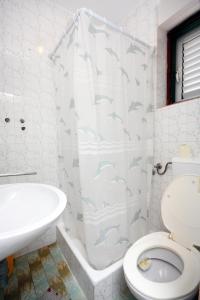 Koupelna v ubytování Triple Room Barbat 5070b