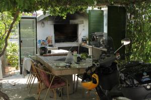 uma moto estacionada ao lado de uma mesa na cozinha em Studio Makarska 6696a em Makarska