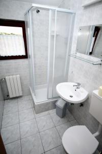 Kúpeľňa v ubytovaní Triple Room Gornje selo 5170e