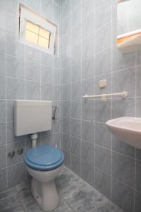 Koupelna v ubytování Studio Stara Novalja 6469a