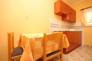 Kuchyň nebo kuchyňský kout v ubytování Studio Stara Novalja 6469a + 16 fotografií