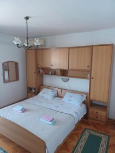ein Schlafzimmer mit einem Bett mit zwei Handtüchern darauf in der Unterkunft Double Room Pomena 4929a in Pomena