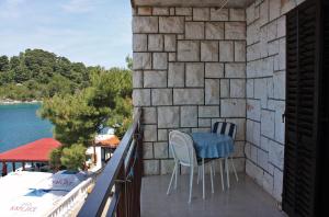 einen Balkon mit einem blauen Tisch und Stühlen darauf in der Unterkunft Double Room Pomena 4929a in Pomena