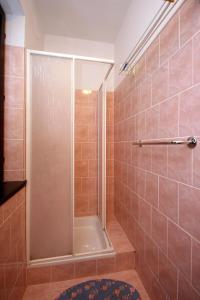 y baño con ducha y puerta de cristal. en Studio Turanj 6445b, en Turanj