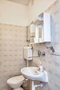 La salle de bains est pourvue de toilettes et d'un lavabo. dans l'établissement Twin Room Tisno 5128a, à Tisno