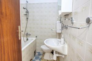 Koupelna v ubytování Twin Room Tisno 5128a + 11 fotografií