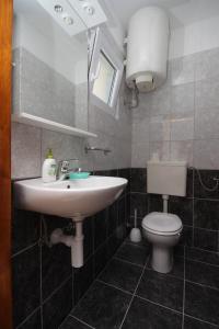 y baño con lavabo y aseo. en Double Room Gradac 6819a, en Gradac
