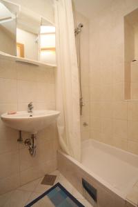 La salle de bains est pourvue d'un lavabo et d'une baignoire. dans l'établissement Studio Tucepi 6857b, à Tučepi