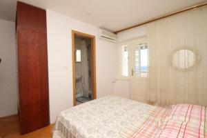 - une chambre avec un lit et une fenêtre dans l'établissement Studio Tucepi 6857b, à Tučepi