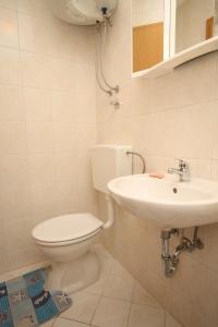La salle de bains est pourvue de toilettes et d'un lavabo. dans l'établissement Studio Tucepi 6857b, à Tučepi