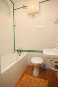 ห้องน้ำของ Triple Room Baska Voda 6748a