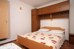 sypialnia z dużym łóżkiem i telewizorem w obiekcie Double Room Sucuraj 6734b w mieście Sućuraj