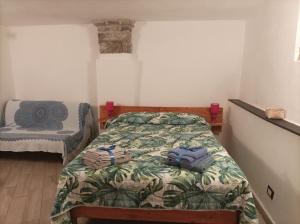 una camera da letto con un letto con due sacchi sopra di lotus flower a Sant'Olcese