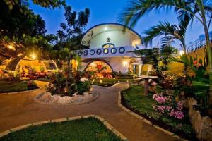een groot huis met een koepelvormig gebouw bij Floral Villarosa in Puerto Princesa City