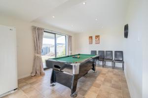 Una sala de billar con una mesa de billar en ella en Acheron Homestead - Te Anau Holiday Home, en Te Anau