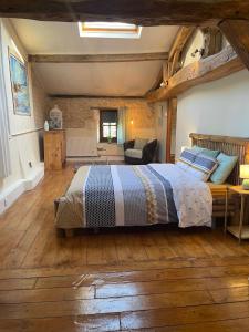 een slaapkamer met een groot bed in een kamer bij Naturo-gites in Nieul-le-Virouil