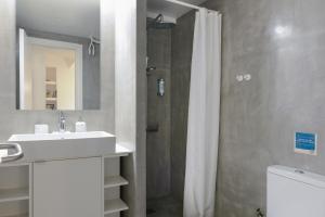 アテネにあるAthens One Apartment by Olala Homesのバスルーム(シャワー、洗面台、トイレ付)