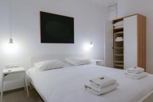 アテネにあるAthens One Apartment by Olala Homesのベッドルーム1室(白いベッド1台、タオル付)