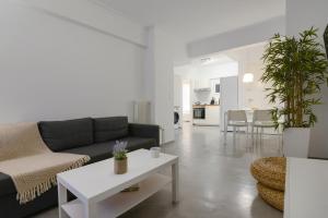 アテネにあるAthens One Apartment by Olala Homesのリビングルーム(ソファ、テーブル付)