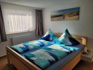 齊諾維茨的住宿－Ferienwohnung Für Zwei，一间卧室配有一张带两个枕头的床