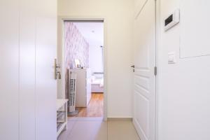 布拉格的住宿－DEAR Apartment，白色走廊,设有通往卧室的门