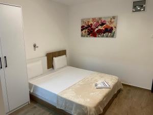 ein kleines Schlafzimmer mit einem Bett in einem Zimmer in der Unterkunft Restaurant - Rooms "Pače 027" Restoran - Prenociste in Kuršumlija