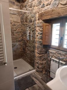 にあるCasa Rectoral de Montovo, casa rural en Red Natura 2000の石造りのバスルーム(シャワー、シンク付)