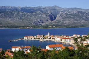 a small town on the shore of a large body of water at Apartments by the sea Vinjerac, Zadar - 13811 in Posedarje