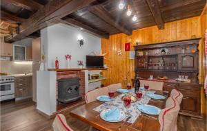 uma sala de jantar com uma mesa e cadeiras e um fogão em Lovely Home In Ogulin With Wifi em Ogulin
