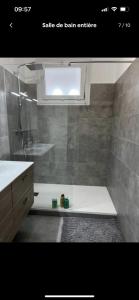 a bathroom with a shower and a tub and a sink at Appartement spacieux, proche centre ville. in Ajaccio