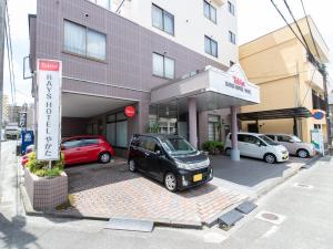 宮崎市にあるTabist Rays Hotel Yakataの建物前駐車場