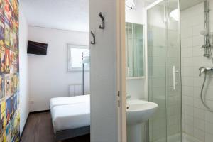 Koupelna v ubytování Hôtel F1 Reims Tinqueux + 28 fotografií