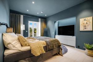 1 dormitorio con 1 cama grande y TV en "Villa Bergen" 2min from beach & 10min from city centre en Bergen