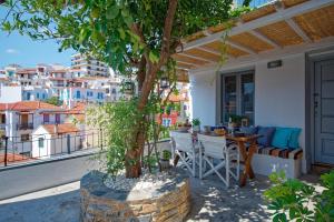 斯科派洛斯的住宿－Sinioritsa's House Skopelos，一个带桌子和树的庭院