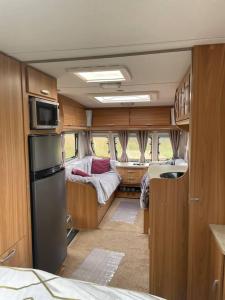 uma cozinha e sala de estar de um rv em Inviting 4 Berth caravan in Hebden Bridge em Halifax