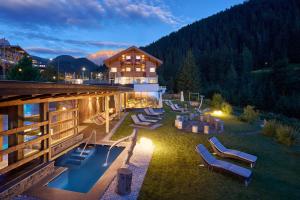 Sundlaugin á Hotel Comploj Adults only eða í nágrenninu