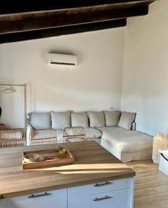 uma sala de estar com um sofá e uma mesa em maison chaleureuse en plein coeur du centre ville em Saint-Florent
