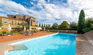 a large swimming pool in front of a building at Pousada Mosteiro do Crato in Crato
