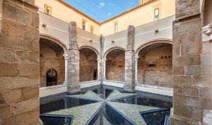 A piscina localizada em Pousada Mosteiro do Crato ou nos arredores