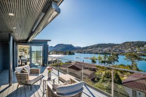 Cette maison dispose d'un balcon avec vue sur l'eau. dans l'établissement "Villa Bergen" 2min from beach & 10min from city centre, à Bergen