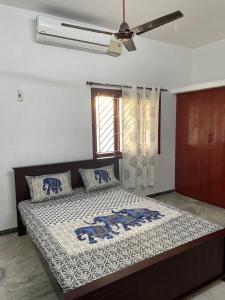 מיטה או מיטות בחדר ב-WHITE HOUSE- 1BK Pleasant Apartment with Open Terrace
