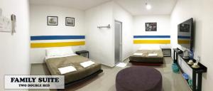 een kamer met 2 bedden in een kamer bij JERANTUT HILL HOTEL in Jerantut