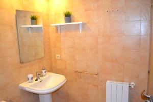 a bathroom with a sink and a mirror at Modern apartament de muntanya amb llar de foc by RURAL D'ÀNEU in Esterri d'Àneu +14 photos
