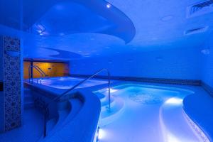 タシュケントにあるHotel Inspira-S Tashkentの青い天井の客室で、ホットタブが備わります。