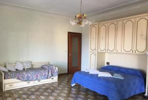 1 dormitorio con 2 camas y lámpara de araña en Casa Maruca, en Gassino Torinese